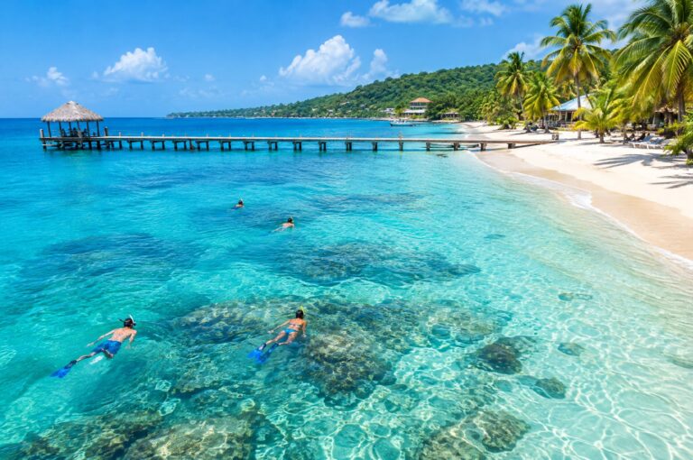 West Bay auf Roatán mit Holzsteg