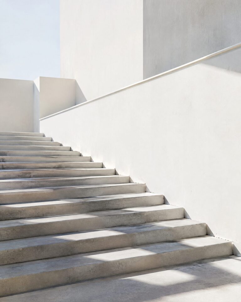 Weisse Betontreppe mit langen, schrägen Schatten
