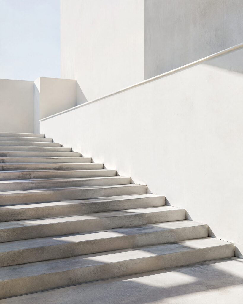 Weisse Betontreppe mit langen, schrägen Schatten