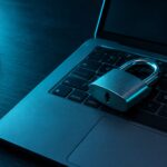 Vorhängeschloss auf einer Laptop-Tastatur