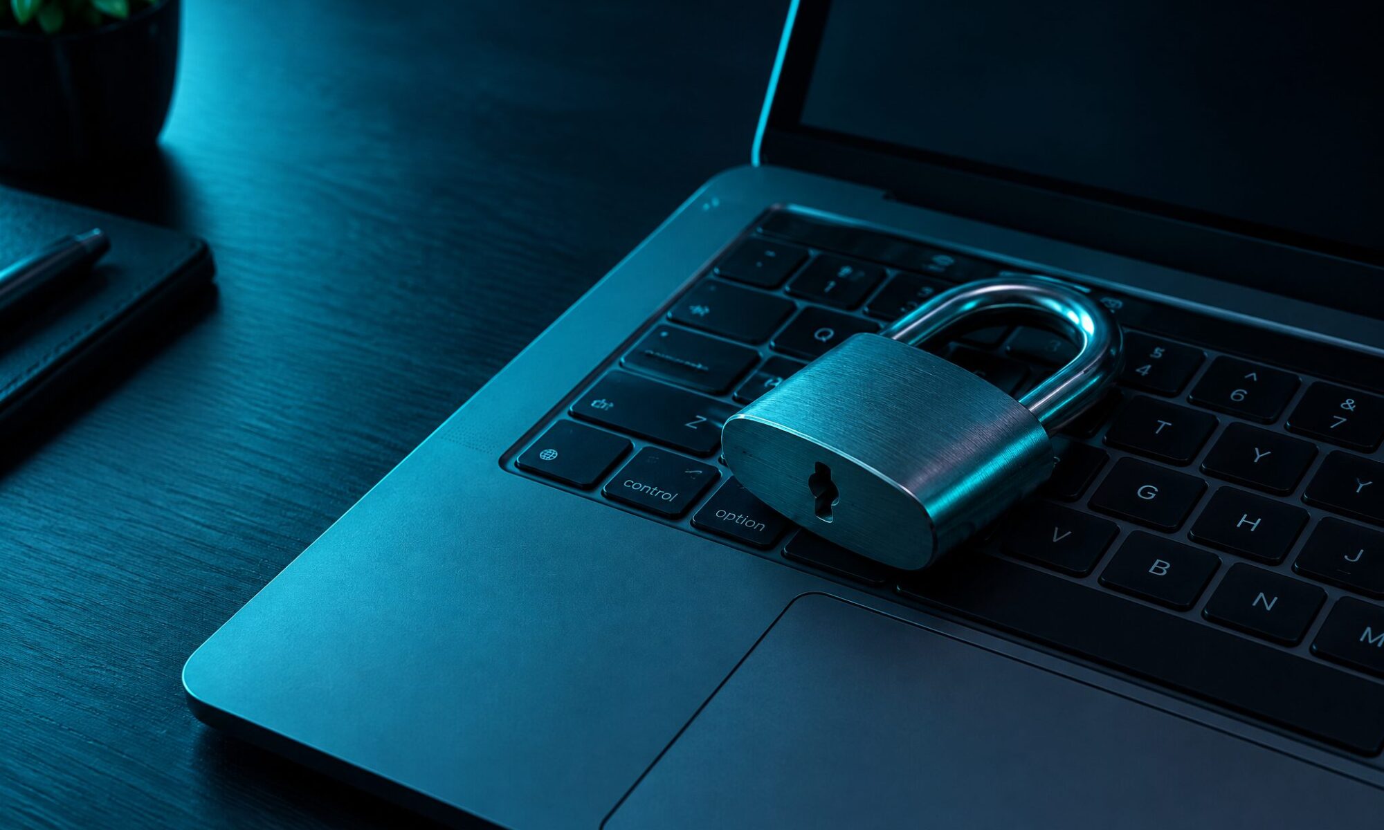 Vorhängeschloss auf einer Laptop-Tastatur